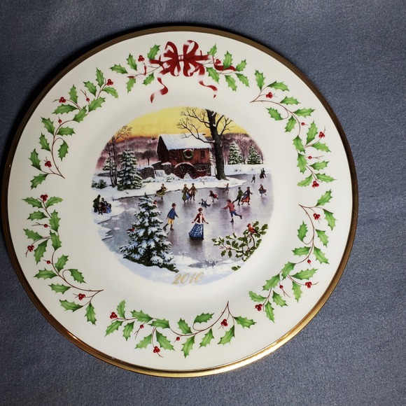 Vintage Lenox 2010 Collectors Plate Winter Ice Skating Scene Gold Trim Holiday - Picture 1 of 6